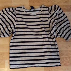 Blus  - Säljer denna toppen från Lindex. 