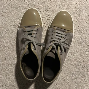 Lanvin skor - Säljer dessa as feta skor,Org pris 4500 mitt pris 1500,Skicket på skorna är 8/10 pga att det finns lite som är skadat på skon,Passar storlek 43,Hör av er via funderingar 