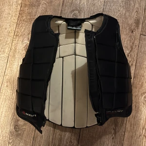 Ridväst - Racesafe väst i stl childs medium, super fint skick🥰
