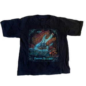 hardrock café tshirt - svart mini t-shirt med tryck från hardrock café! okej skick. storlek står inte på men verkar sitta som XS/S, relativt stretchig❣️