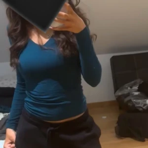 Grön top/tröja💚 - Jätte fin grön tröja 💚 sitter så fint på o sitter tight, i väldigt fint skick använd 2-3 gånger 💚