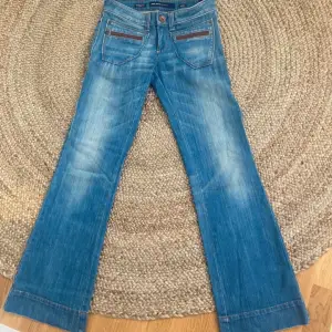 Jättesnygga low waist bootcut jeans från miss sixty. Jättebra skick  Midjemått: 37-38 Innerbenslängd: 77 cm 