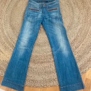 Miss sixty bootcut jeans  - Jättesnygga low waist bootcut jeans från miss sixty. Jättebra skick  Midjemått: 37-38 Innerbenslängd: 77 cm 