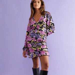 Klänning - Super fin klänning från gina tricot! Säljer då den tyvärr aldrig kom till användning och nu inte är min stil längre!