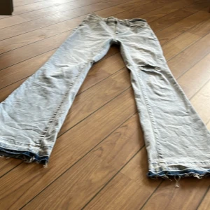 Jeans - Högmidjade i stretch. Sprättade längst ner. 