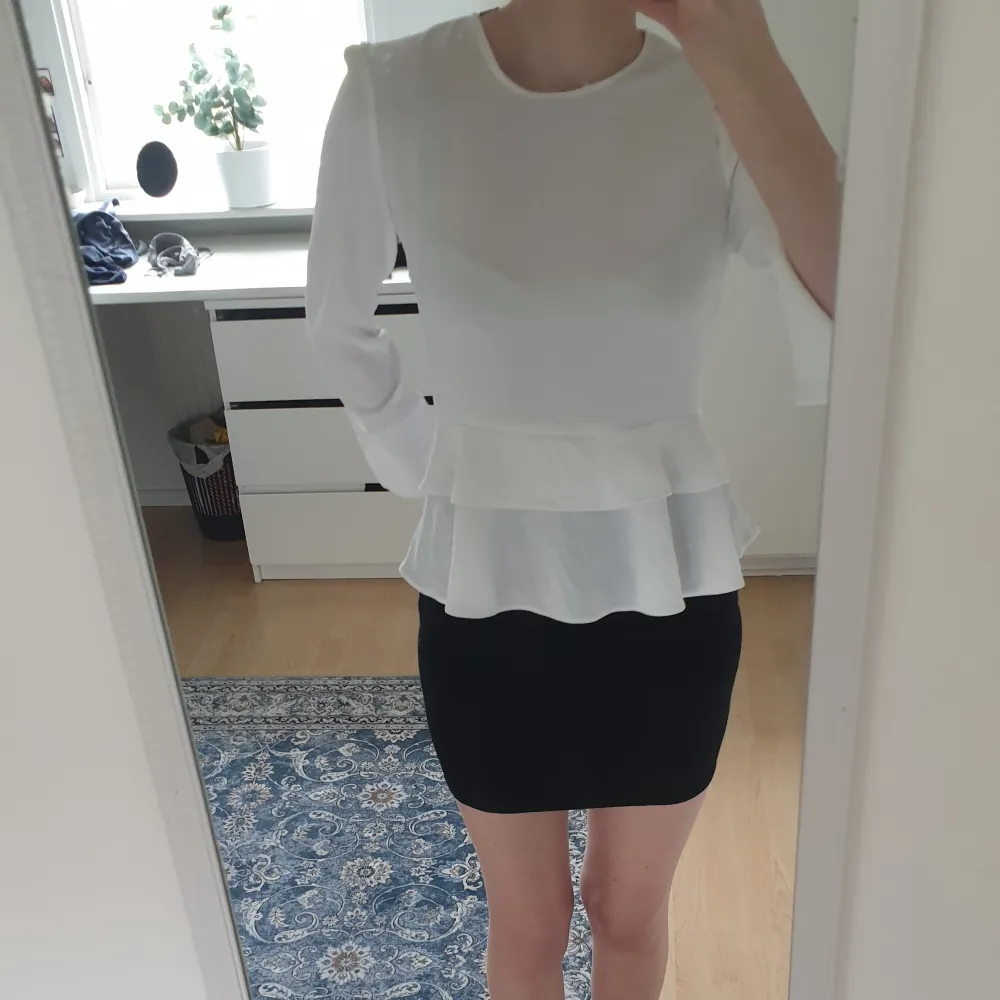 En vit blus från Zara i storlek S, säljer den för att den sitter lite tight på mig❤. Blusar.