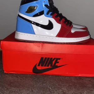 Air Jordan 1 Fearless - Här är mina Jordans jag skulle vilja sälja dom för dom va lite för små dom är perfekta för sommaren och i väldigt bra skick 