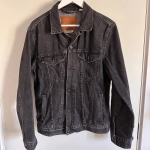 Denim jacka Levis - Grå Levis jacka i storlek M. Sällan använd 