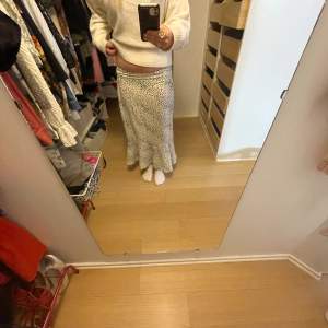 Fin kjol med knytning från Gina Tricot💓 Perfekt nu t sommar/vår!💕Högmidjad men går även att ha som lågmidjad! 