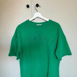 Tshirt och shorts - Säljer detta som ett sett men vill du köpa delarna separata går det toppenbra! T-shirten är i storlek XS men är väldigt oversized och byxorna är M (vanlig storlek). Paketpris 349kr, var för sig tshirt 249kr och shorts 199kr