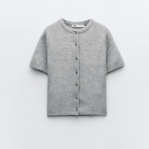 Zara stickad t-shirt🥰❤️ - Säljer då den inte kommer till andvändning,Nypris:329kr,Storlek S,Nyskick inga defekter❤️