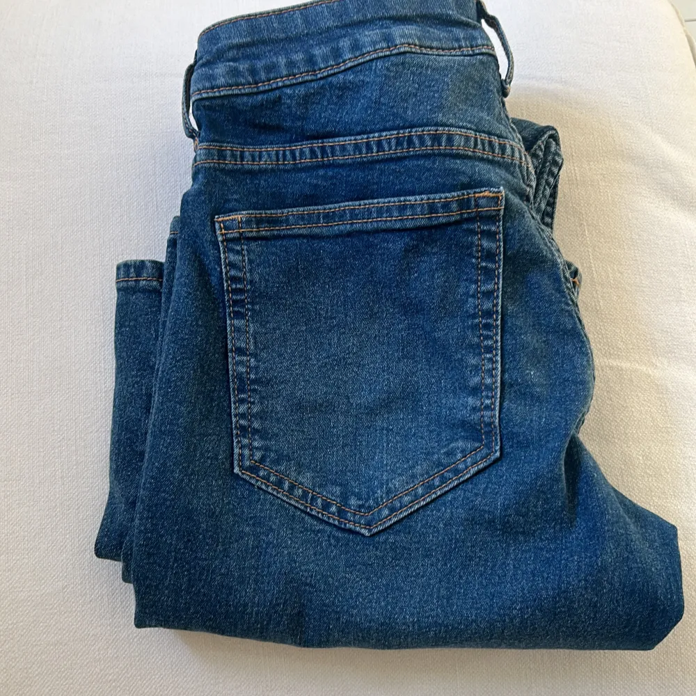 Lågmidjade bootcut jeans, köpta på Hm. Använd fåtal gånger med väldigt bra skick. Storlek 36. Jeans & Byxor.