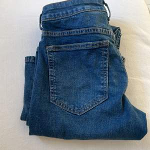 Lågmidjade bootcut jeans, köpta på Hm. Använd fåtal gånger med väldigt bra skick. Storlek 36