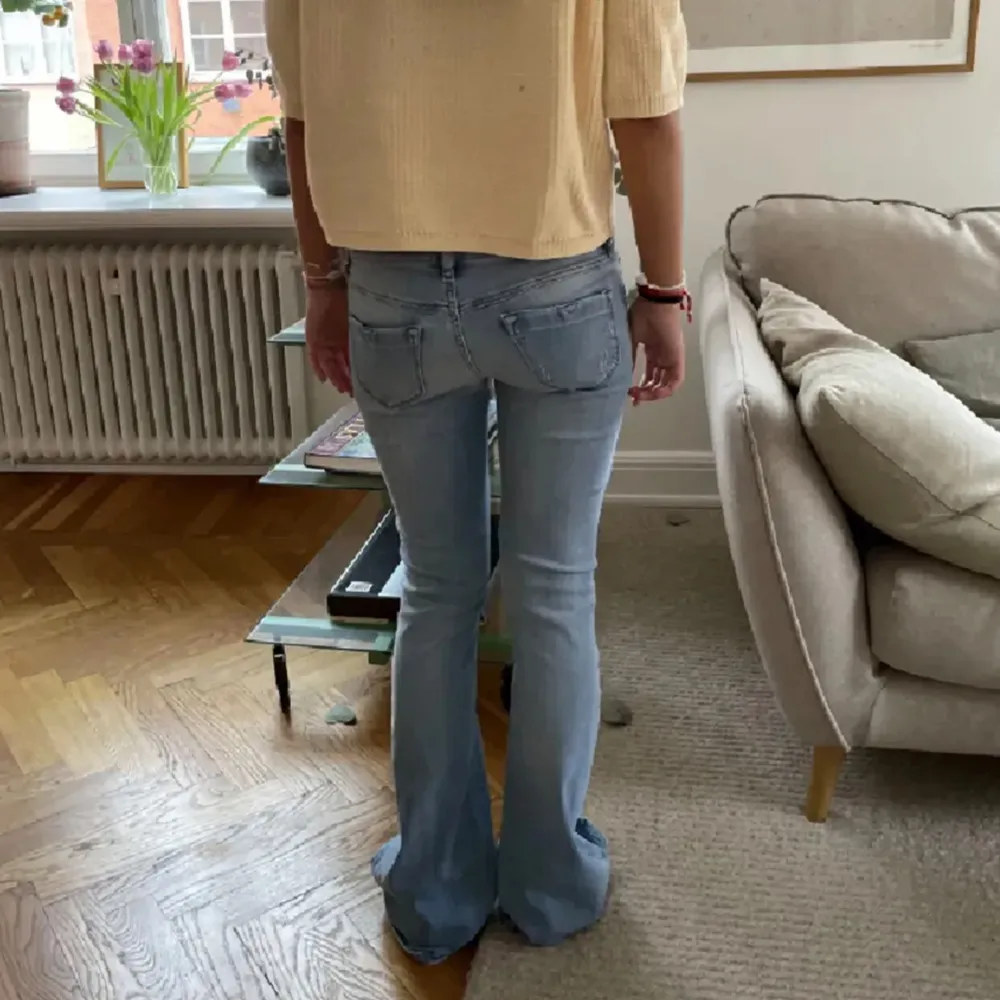 Lånade bilder, säljer dessa skit snygga jeans från diesel😍 midjemått 39 men är stretchiga, innerbenslängd 87. Har tyvärr en slitning längst ner men går lätt att sy ihop❤️. Jeans & Byxor.