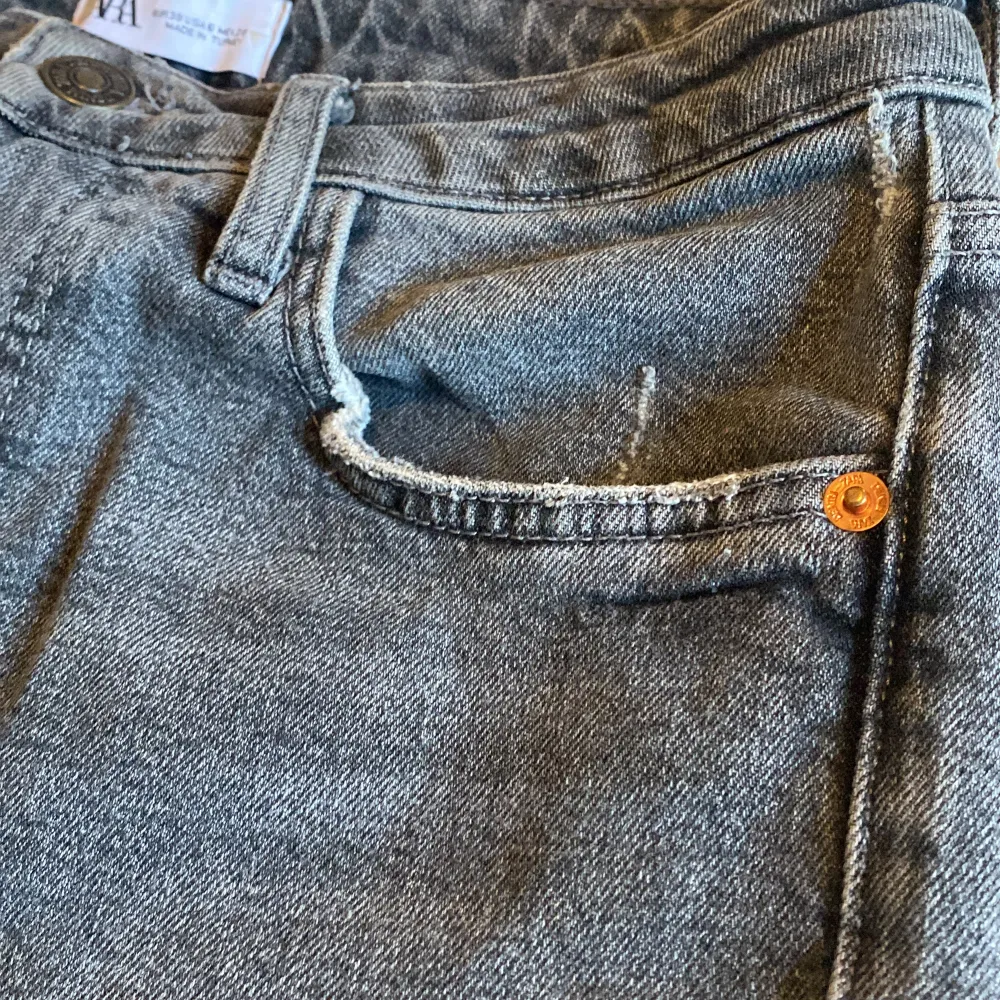 Snygga gråa shorts från zara, as snyggt till en vit topp på sommaren!💗  (Ps. Va från början jeans som jag klippte av). Shorts.