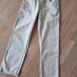 Snygga jeans från Vailent, köpta på Carlings. Ljus beige nyans. Modellen heter VD Skate Loose Lt. Ash. Mycket fint skick.