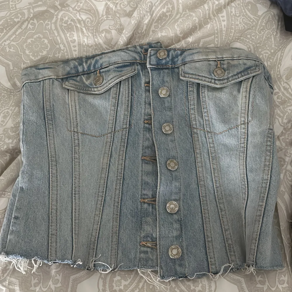 Säljer denna jeans korsett ifrån Zara i storlek M, den är aldrig använd . Toppar.