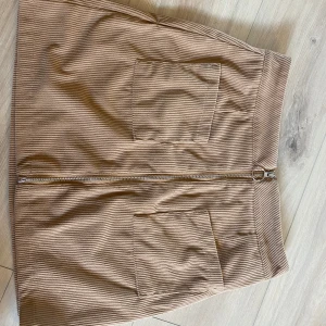 Kjol beige stickad - Beige Med dragkedja  Lite flowy   Nyskick