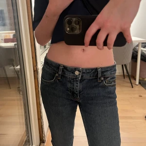J.lindeberg jeans - Lågmidjade jeans från j.lindeberg Det står att storleken är W25 L32 men skulle säga att de är mindre 