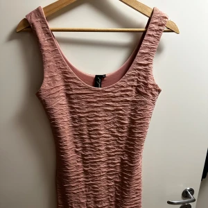 Rosa klänning - Fin glittrig Rosa klänning i nyskick. Storlek XS