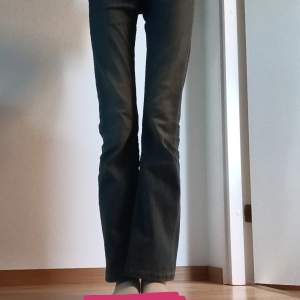 Super fina blåa jeans från kapphal!! På första bilderna ser man hur de sitter på, dem ser mörkare ut än vad de är!! Inga deffekter, jag är 166 cm meter lång o de går inte hela vägen ner.