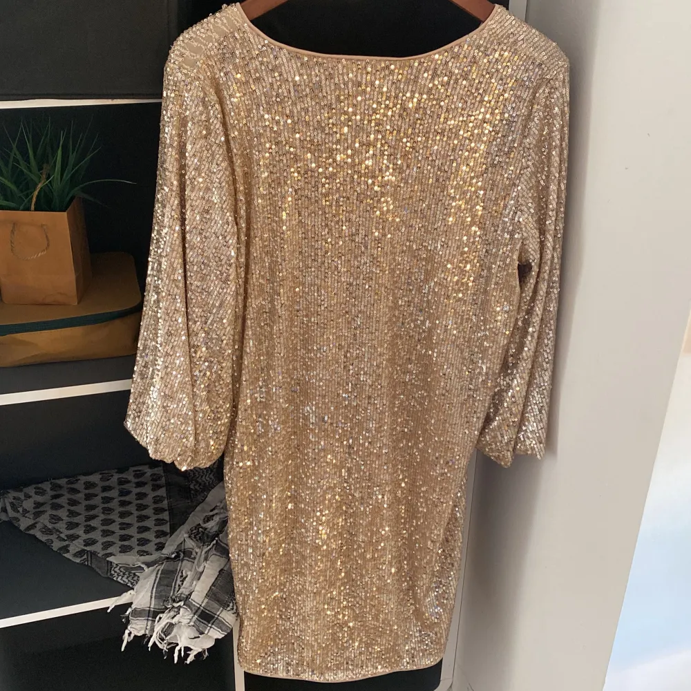En jätte fin festklänning som är beige och glittrig! Säljer klänning pga fel storlek! Köpt på Zalando! Ny pris 900 . Klänningar.