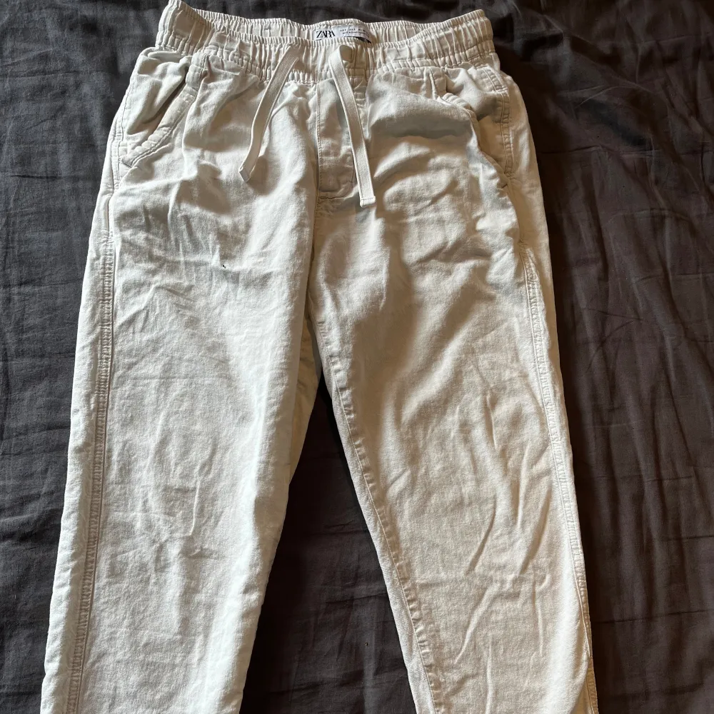 Säljer dessa Linne byxor från zara som är perfekt nu till sommarn! Skick: 8/10 Nypris: 499 Mitt pris: 200. Jeans & Byxor.