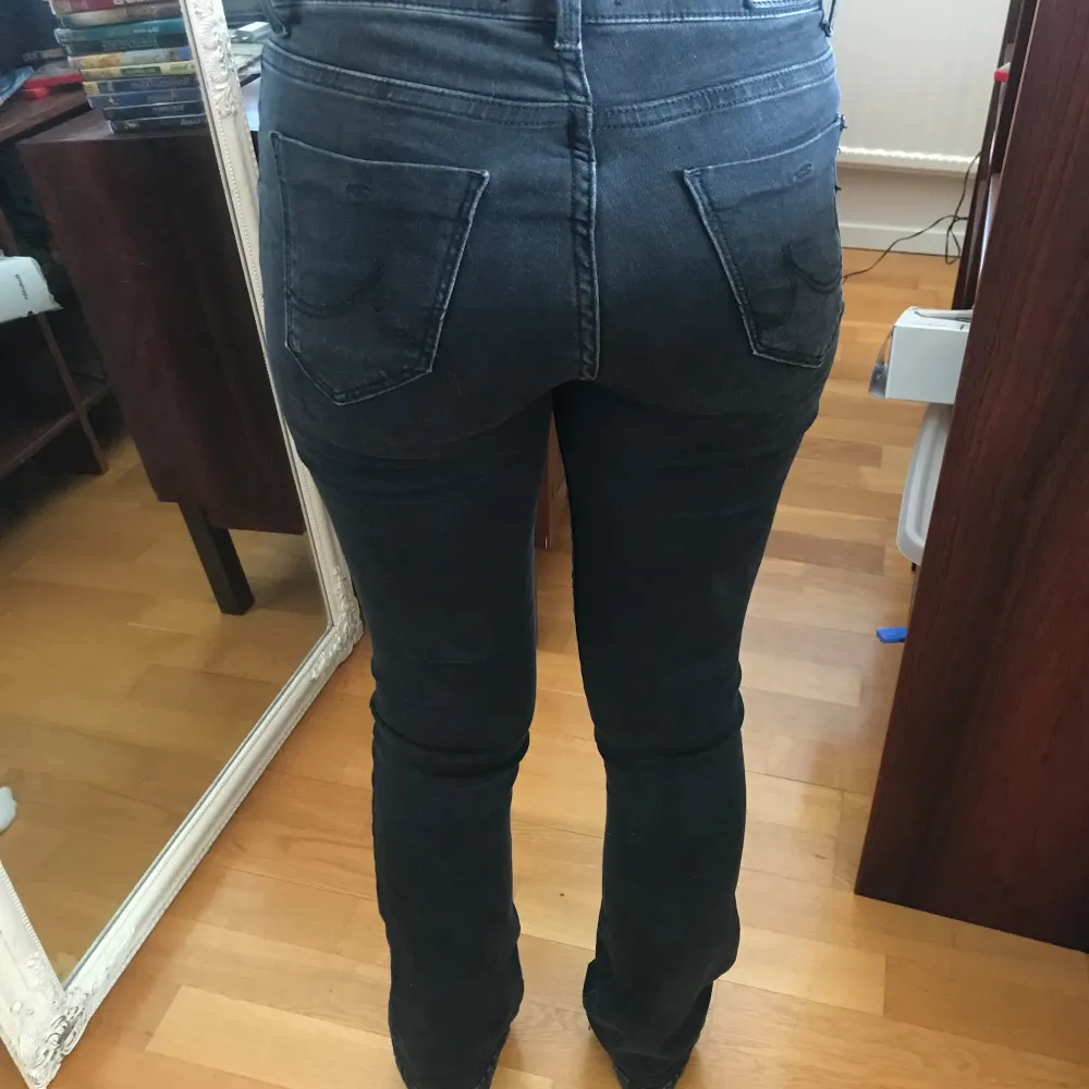 Snygga stretch LTB jeans ’Fallon’ från AboutYou i nyskick säljes för 500 kr. Färg svart denim och mid waist. . Jeans & Byxor.
