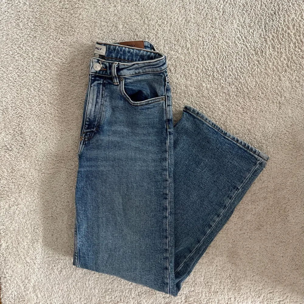 Fina jeans från Vero Moda i storlek 27x32, helt oanvända och i nyskick. Passar dom som har storlek S/M💕. Jeans & Byxor.