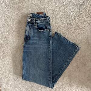 Fina jeans från Vero Moda i storlek 27x32, helt oanvända och i nyskick. Passar dom som har storlek S/M💕