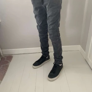 Replay anbass hyperflex  - Ett par Replay anbass jeans i storlek 28/32 i väldigt bra skick nypris är 1800 säljer de för 600 om ni är intresserade är det bara att köra på pris kan diskuteras köparen står för frakt.