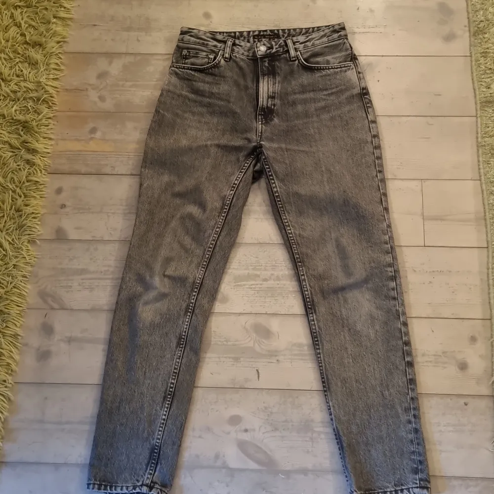 Säljer dessa nudie jeans i färgen grå.  Modellen på dessa är breezy britt och färgen är Desert nights. Väldigt fint skick på dem. 9/10. Nypris 1600 mitt pris 650.. Jeans & Byxor.