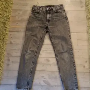Säljer dessa nudie jeans i färgen grå.  Modellen på dessa är breezy britt och färgen är Desert nights. Väldigt fint skick på dem. 9/10. Nypris 1600 mitt pris 650.