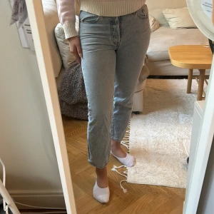 Levis 501 - Croppade jeans i fin sommarfärg ! Fint skick! Knappar istället för dragkedja