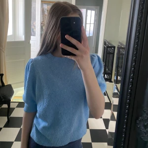 Stickad T-shirt  - T-shirten har haft ett hål men det har mamma sytt igen. Så det är inget som syns ( Se på bild 3 )