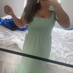 Långklänning  - Säljer denna jättefina mint gröna sommarklänningen pågrund av att den inte kommer till användning.