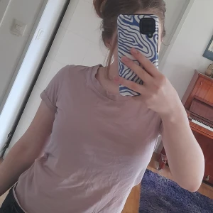 T-shirt  - En basic gamel rosa T-shirt. Har tyvärr blivit för liten för mig 