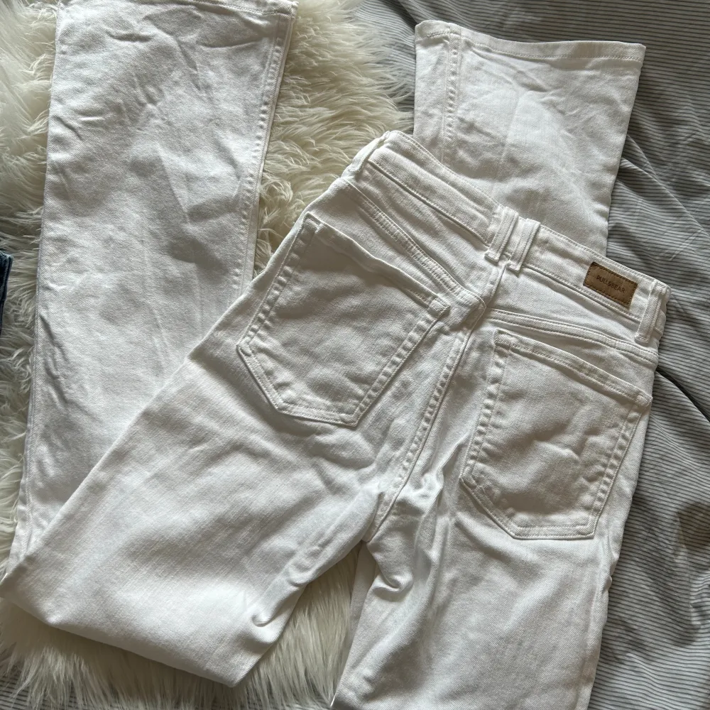 Vita jeans perfekta nu till sommaren från pull and bear i storlek 36!!❤️‍🔥❤️‍🔥. Jeans & Byxor.