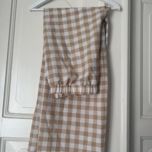 Rutigabyxor - Rutiga byxor med resor i midjan. Köpta på ASOS.