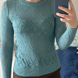 Tröja - En stickad tröja i färgen turkos. Perfekt till våren. Har använts men inte alls mycket. 