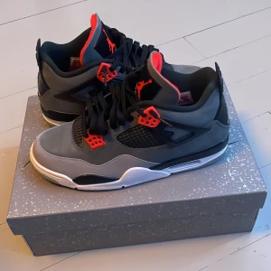 Jordan 4 infrared - Säljer mina helt äkta jordan 4 infrared   Skick 9,9/10 använda 1 gång max 10 min (nyskick) Säljer för de står bara hemma eftersom jag är för rädd för att använda dem   Var inte rädd för att ställa frågor (pris kan diskuteras, öppen för byte)