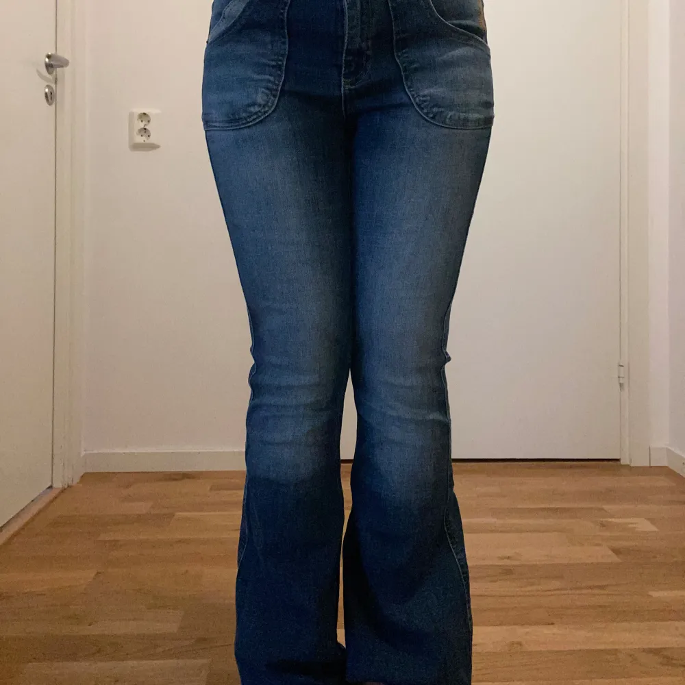 Jeansen är i nyskick jag har bar använt de en gång. Färgen är jätte fin och är ljusare i låren och neråt, och på rumpan de är flared och skulle säga att de är midwaist/ lowwaist fast mest lågmidjade.💓💓skriv ifall frågor. Jeans & Byxor.