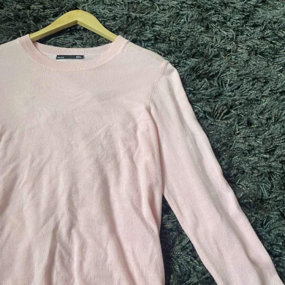 Säljer min söta rosa stickade från lager157. Kom tyvärr inte till någon användning, kanske använt 2 gånger🌸🩷 (man ser på andra bilden slitage på tröjan). Stickat.