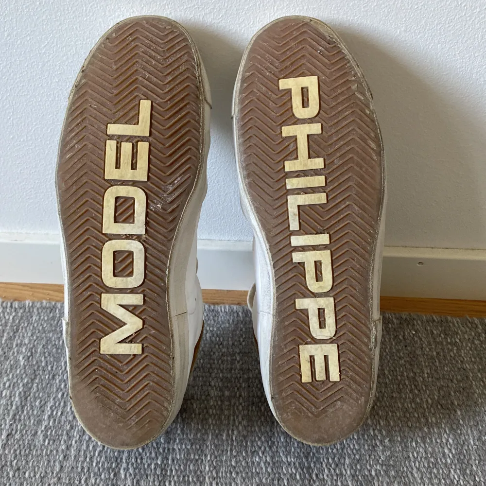 Säljer ett par Philippe model skor i storlek 45 (passar även lite större). Skorna är i använt men bra skick. Låda och tag ingår. Nypris: 4000kr, Vårt pris: 2399kr. Hör av er vid frågor eller funderingar . Skor.