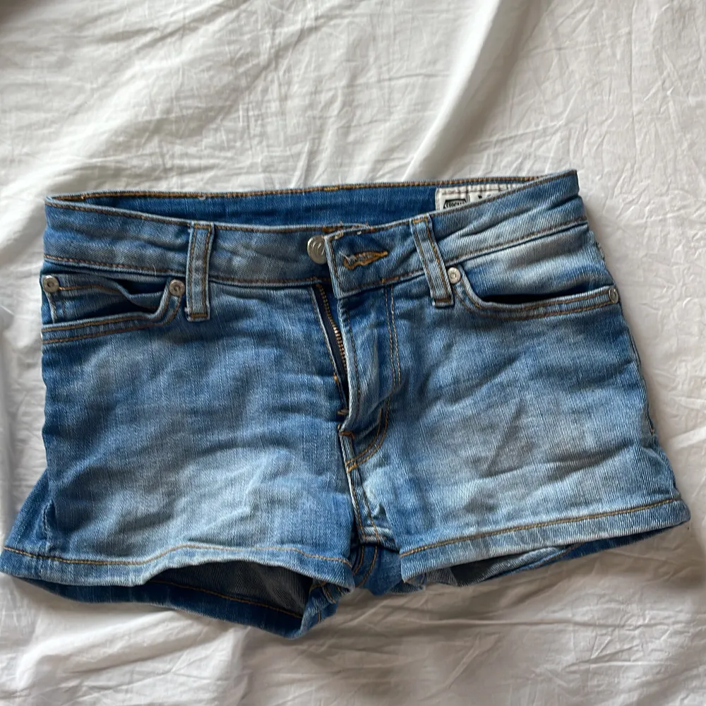 Lowwaist korta jeansshorts!! I bra skick och i stretchigt material💗💗. Shorts.