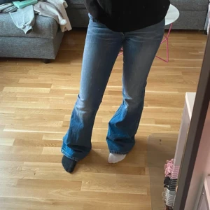 Lee jeans bootcut  - Lågmidjade bootcut Lee jeans. Super snygg färg och bra passform. Jättebra skick❤️❤️pris kan diskuteras❤️