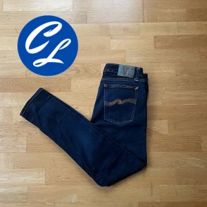 Nudie Jeans  - Tja! Nu säljer vi dessa sjukt snygga Nudie jeansen! Jeansen är i bra skick. Storlek 31/30. Tveka inte att höra av dig vid minsta fråga eller fundering!👍