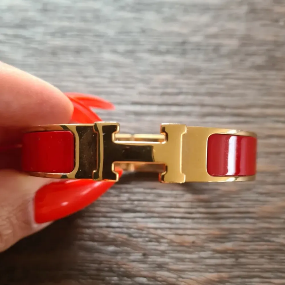 Super fin röd Hermes armband, aldrig använt den, finns inga defekter. . Accessoarer.