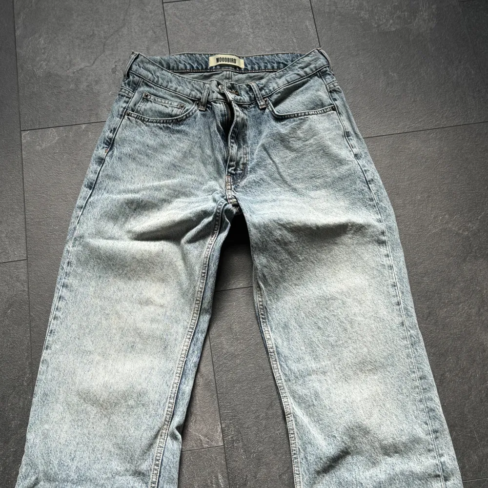 Säljer dessa woodbird jeans då jag inte använder de. Använd några gånger. W31 L32. Jeans & Byxor.