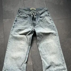 Säljer dessa woodbird jeans då jag inte använder de. Använd några gånger. W31 L32